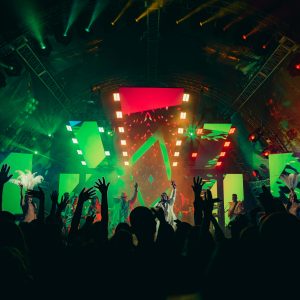 Exciting live concert with vibrant lights and an enthusiastic crowd in the Dominican Republic.